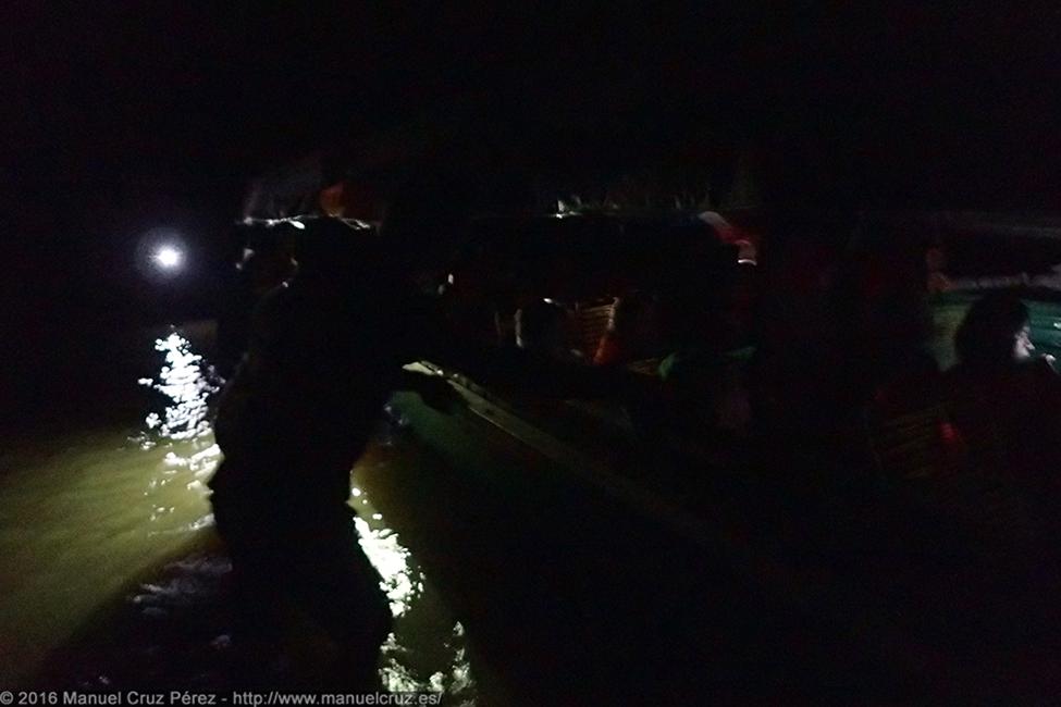 Pasajeros empujando una lancha rápida que ha quedado varada en el río Marañón para sacarla de la zona poco profunda.